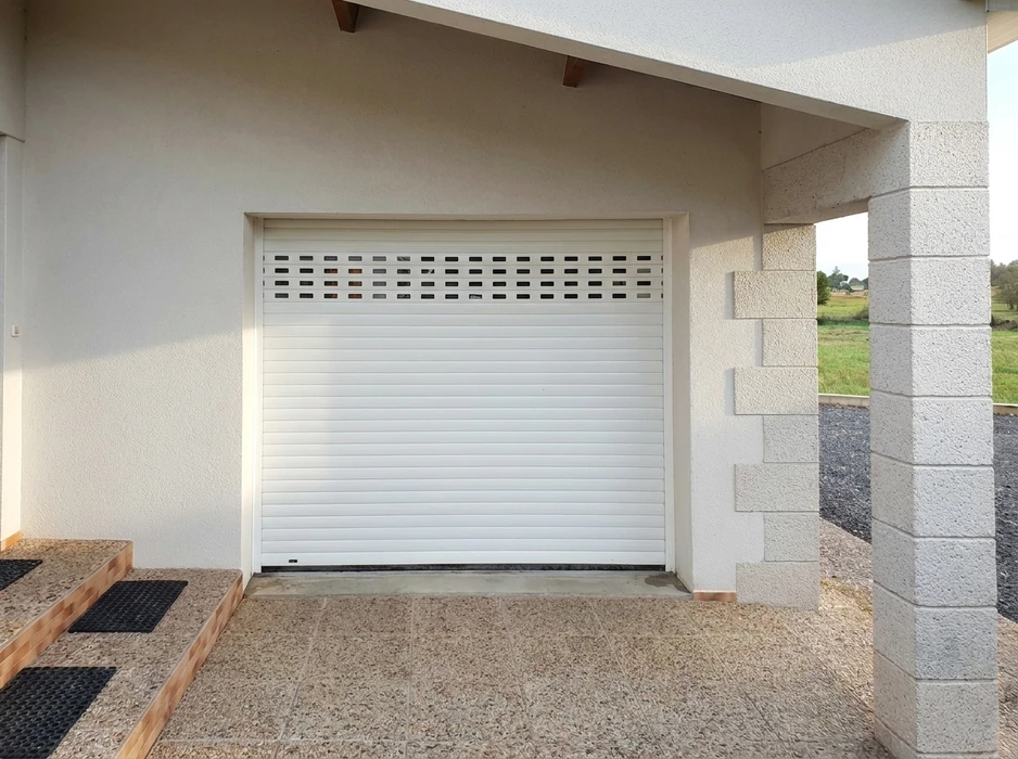 Façade résidentielle avec porte de garage sectionnelle blanche à double battant